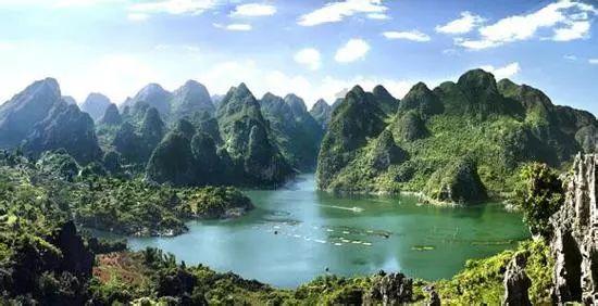 救援爱图画的男孩