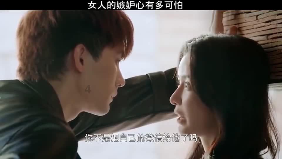 紫色针织衫搭配紧身牛仔裤，展现优雅知性的美，你觉得怎么样？